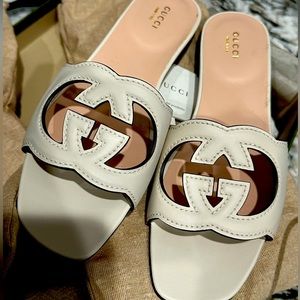 Gucci Size 39. WOMEN'S INTERLOCKING G CUT-OUT SLIDE SANDAL